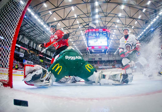 Örebros Oliver Eklind gör 1-1 på Frölundas målvakt