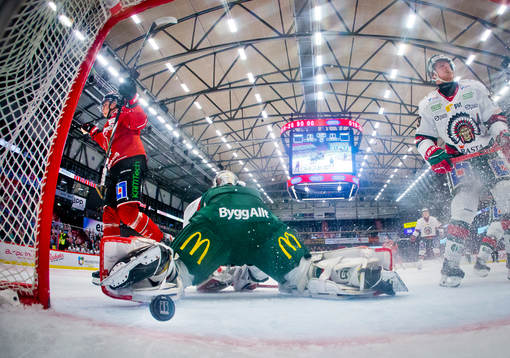 Örebros Oliver Eklind (ej i bild) gör 1-1 och jublar