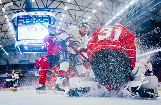 Frölundas Max Friberg framför målvakt Jonas Arntzen och