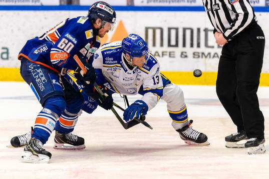 Växjös Erik Josefsson tekar mot Leksands Jon Knuts