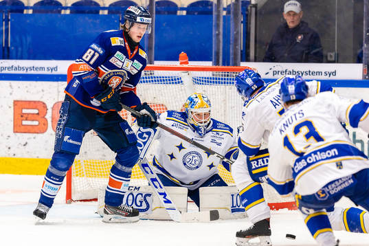 Växjös Fredrik Karlström oroar framför Leksands