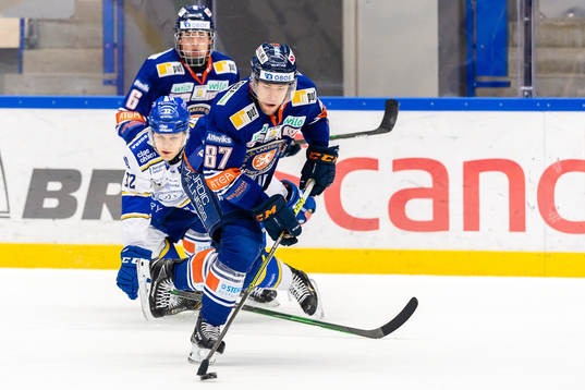 Växjös Robert Rosénunder ishockeymatchen i SHL mellan