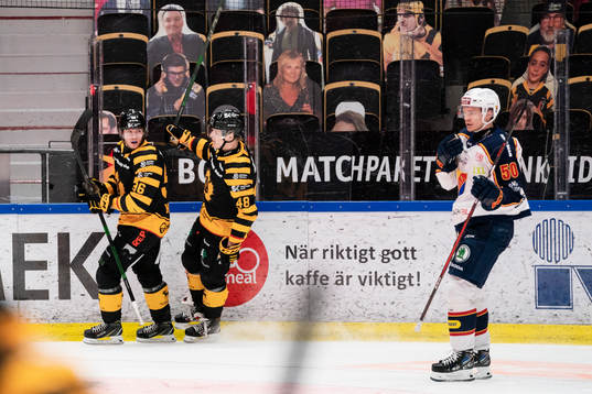 Skellefteås Rickard Hugg och Jonatan Berggren jublar