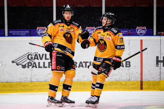 Luleås Filip Hållander och Isac Brännström jublar