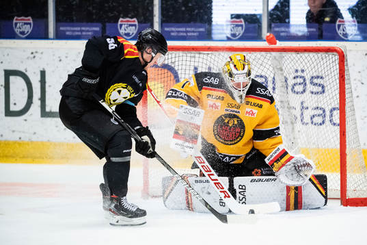 Luleås målvakt Jesper Wallstedt och Brynäs Linus Ölund