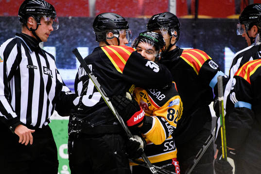 Brynäs Linus Ölund och Luleås Chris Desousa