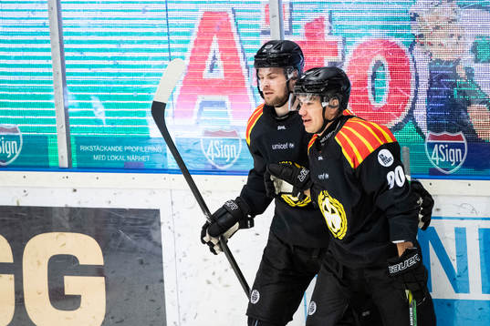 Brynäs Emil Molin och Shane Harper jublar
