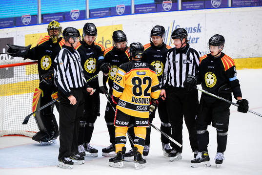 Luleås Chris Desousa i bråk med Brynäs målvakt Samuel