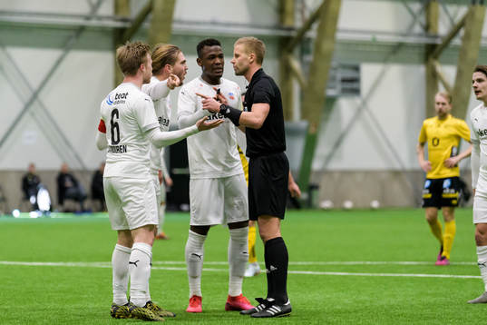 Domare Glenn Nyberg diskuterar med Helsingborgs Andreas
