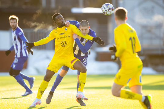 Halmstads Sadat Karim och IFK Göteborgs Rasmus Wikström