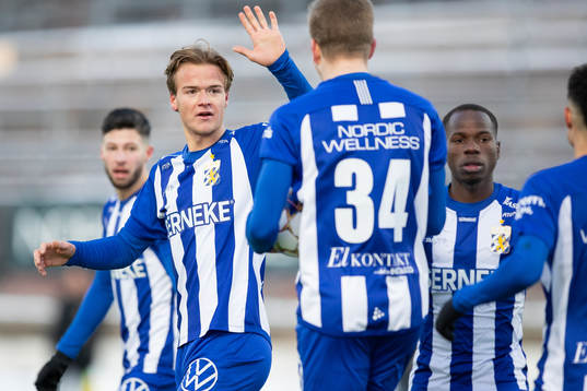 IFK Göteborgs August Erlingmark  gör high five med Alfons