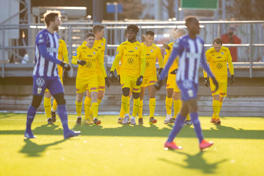 Halmstads Emil Tot Wikström jublar med lagkamrater