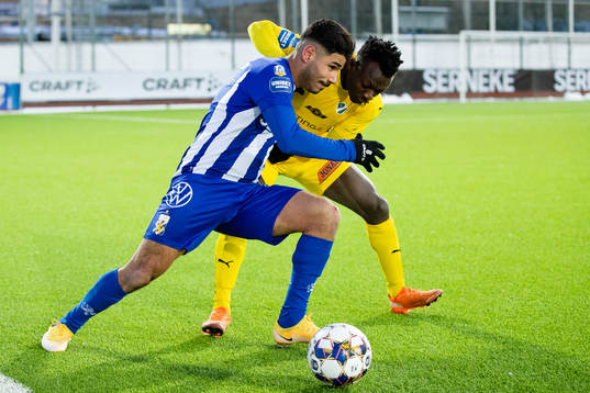 IFK Göteborgs Hosam Aiesh och Halmstads Thomas Boakye