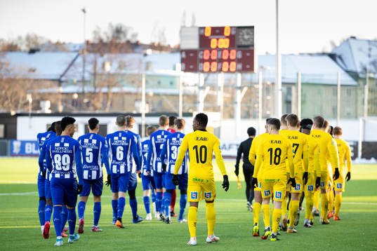 Lagen på väg in på planen innan fotbollsmatchen i