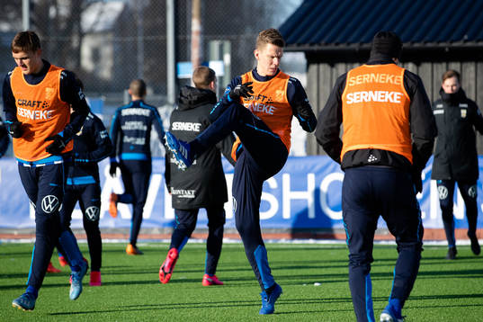 IFK Göteborgs Pontus Wernbloom värmer upp innan