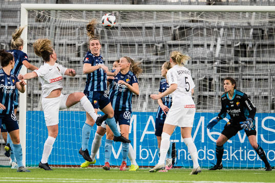 Brommapojkarnas Lovisa Norrby gör 2-1 på hörna