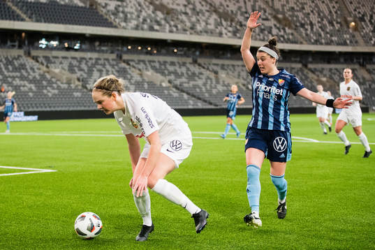 Brommapojkarnas Elin Bergkvist och Djurgårdens Hayley Dowd