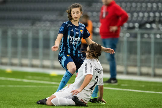 Djurgårdens Nea Flyborg och Brommapojkarnas Alexsandra