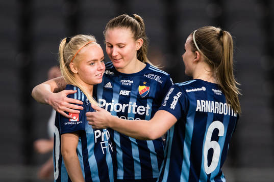 Djurgårdens Tilda Sjöqvist tröstas av Rachel Bloznalis