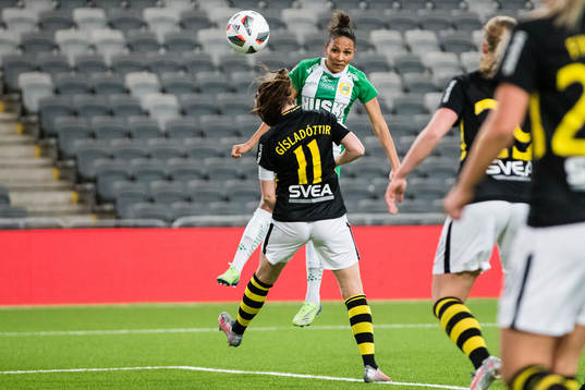 Hammarbys Madelen Janogy nickar in 1-0 för Hammarby