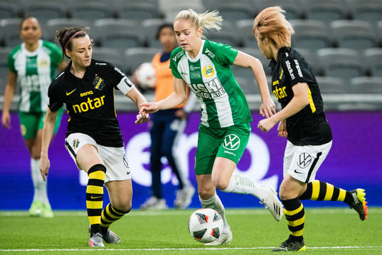 s Hallbera Gisladottir och Honoka Hayashi försvarar sig