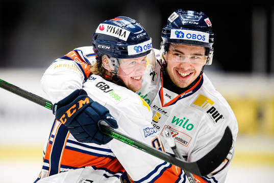 Växjös Fredrik Karlström jublar med Hardy Häman Aktell