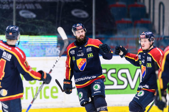Djurgårdens Dick Axelsson jublar med lagkamrater