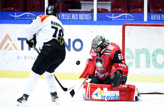 Brynäs Daniel Mannberg och Malmö Redhawks målvakt Oscar
