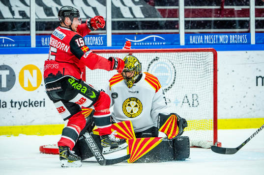 Malmö Redhawks Axel Wemmenborn mot Brynäs målvakt Samuel