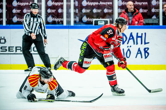 Brynäs John Nyberg och Malmö Redhawks Emil Sylvegård