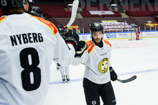 Brynäs Oula Palve jublar
