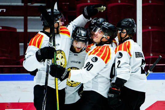 Brynäs Jadeon Descheneau jublar med Shane Harper
