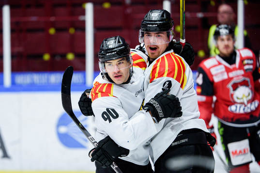 Brynäs Shane Harper jublar med Marcus Björk