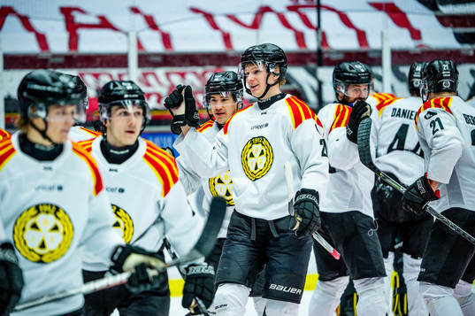 Brynäs Oskar Kvist jublar med lagkamraterna