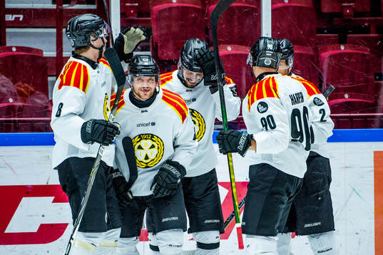 Brynäs Jadeon Descheneau jublar lagkamraterna