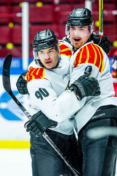 Brynäs Shane Harper och Marcus Björk jublar