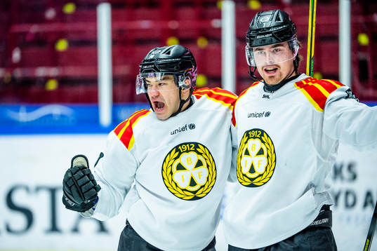 Brynäs Shane Harper och Marcus Björk jublar