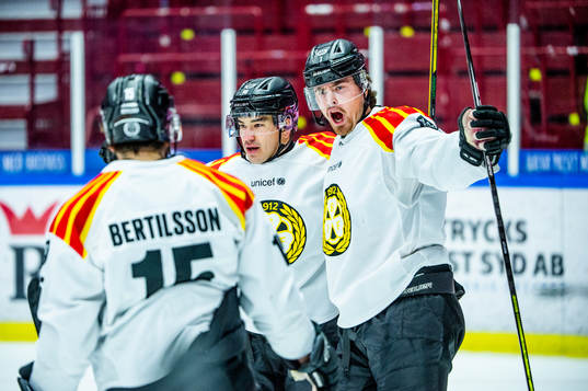 Brynäs Shane Harper och Marcus Björk jublar