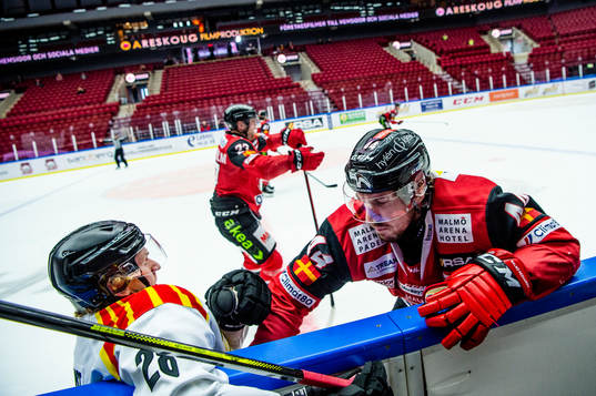 Malmö Redhawks Jesper Jensen Aabo trycker till Brynäs