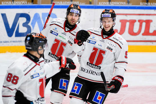 Örebros Ludvig Rensfeldt och Gustav Backström jublar med