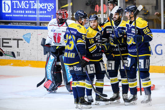 s Filip Sandberg jublar med Arttu Ilomäki , Linus Fröberg
