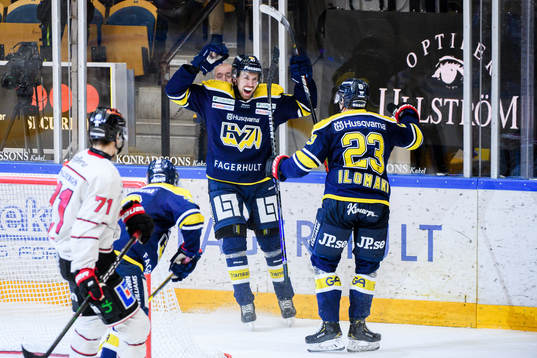 s Niklas Arell och Arttu Ilomäki jublar