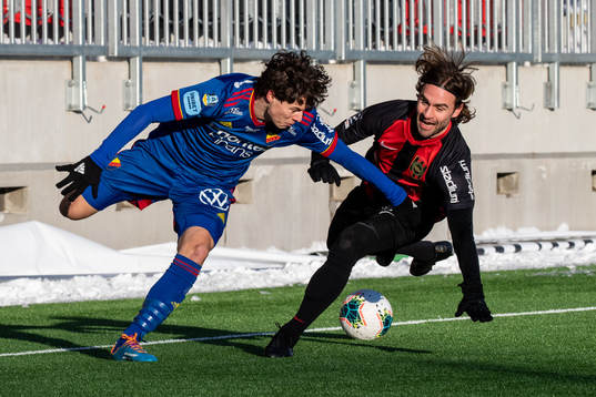 Djurgårdens Leo Cornic och Brommapojkarnas Simon Helg