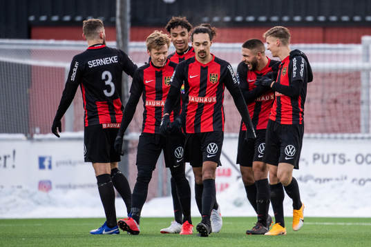 Brommapojkarnas Omar Faraj (andra från höger) jubla med
