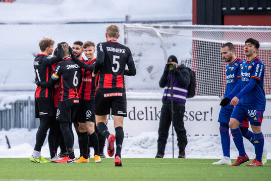 Brommapojkarnas Marijan Cosic jublar med lagkamrater