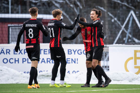 Brommapojkarnas Monir Jelassi (h) jublar med lagkamrater