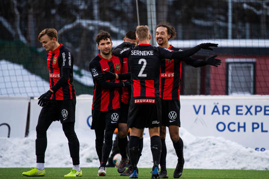 Brommapojkarnas Monir Jelassi (h) jublar med lagkamrater