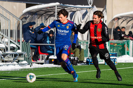 Djurgårdens Leo Cornic och Brommapojkarnas Simon Helg