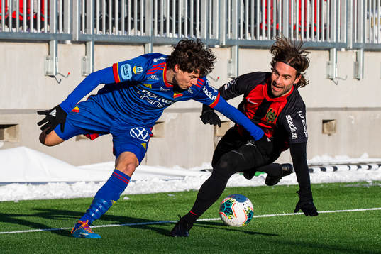 Djurgårdens Leo Cornic och Brommapojkarnas Simon Helg