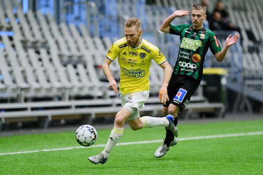 Falkenbergs Tobias Englund kliver förbi Varbergs Albin